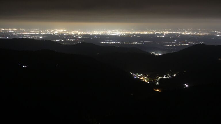 Dieses Bild zeigt eine Webcam-Aufnahme vom Achertal, aufgenommen am Montag, den 13.10.2025 um 20:30 Uhr. Die Temperatur betrug 6.6°C.