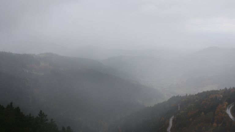Dieses Bild zeigt eine Webcam-Aufnahme vom Achertal, aufgenommen am Samstag, den 25.10.2025 um 13:30 Uhr. Die Temperatur betrug 3.9°C.