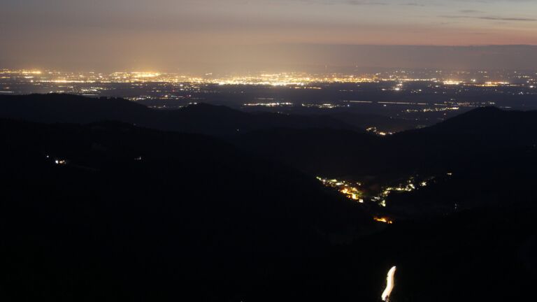 Dieses Bild zeigt eine Webcam-Aufnahme vom Achertal, aufgenommen am Freitag, den 20.06.2025 um 23:10 Uhr. Die Temperatur betrug 16.8°C.