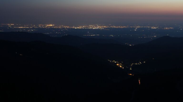 Dieses Bild zeigt eine Webcam-Aufnahme vom Achertal, aufgenommen am Donnerstag, den 19.06.2025 um 22:50 Uhr. Die Temperatur betrug 16.8°C.