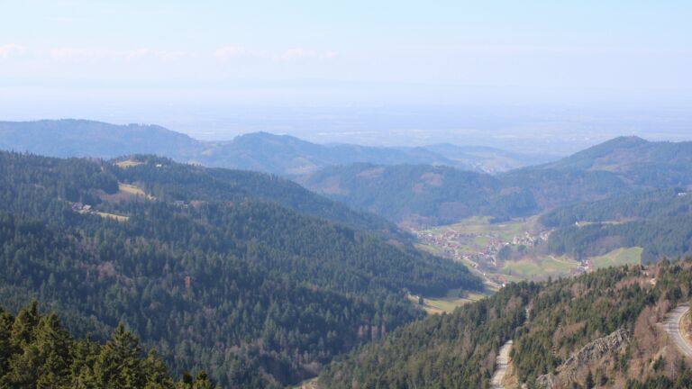 Dieses Bild zeigt eine Webcam-Aufnahme vom Achertal, aufgenommen am Dienstag, den 03.03.2026 um 13:00 Uhr. Die Temperatur betrug 10.4°C.