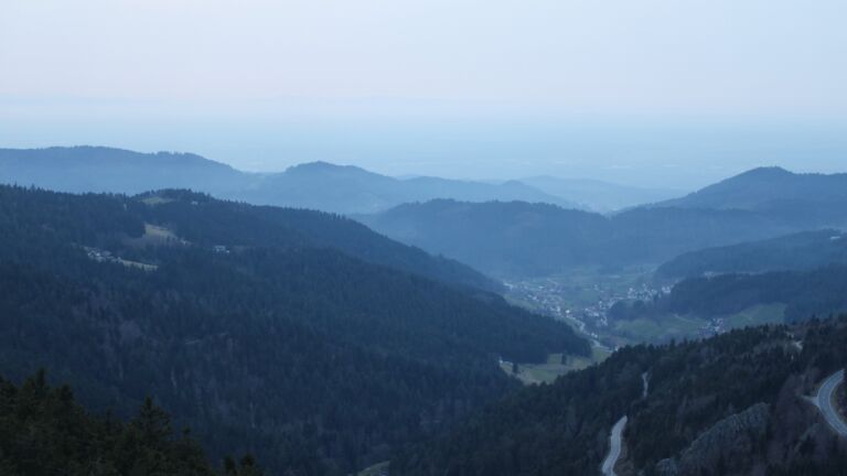 Dieses Bild zeigt eine Webcam-Aufnahme vom Achertal, aufgenommen am Freitag, den 06.03.2026 um 18:20 Uhr. Die Temperatur betrug 10.6°C.