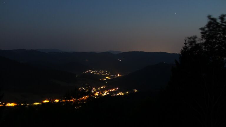Dieses Bild zeigt eine Webcam-Aufnahme vom Achertal, aufgenommen am Donnerstag, den 30.07.2026 um 22:20 Uhr. Die Temperatur betrug 24.4°C.