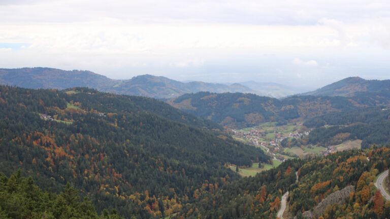 Dieses Bild zeigt eine Webcam-Aufnahme vom Achertal, aufgenommen am Freitag, den 17.10.2025 um 13:40 Uhr. Die Temperatur betrug 7°C.