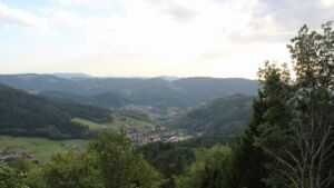 Dieses Bild zeigt eine Webcam-Aufnahme vom Achertal, aufgenommen am Dienstag, den 08.09.2026 um 18:30 Uhr. Die Temperatur betrug 27.8°C.