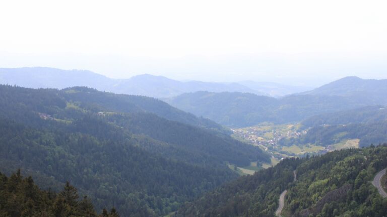 Dieses Bild zeigt eine Webcam-Aufnahme vom Achertal, aufgenommen am Samstag, den 17.05.2025 um 17:10 Uhr. Die Temperatur betrug 10.2°C.