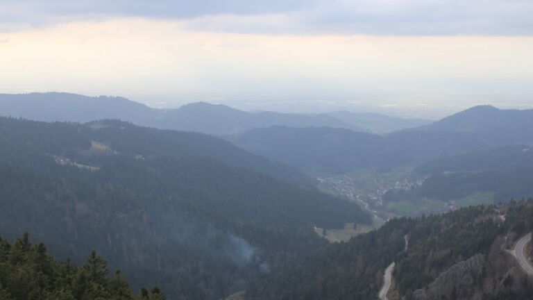 Dieses Bild zeigt eine Webcam-Aufnahme vom Achertal, aufgenommen am Dienstag, den 10.03.2026 um 16:20 Uhr. Die Temperatur betrug 8.6°C.