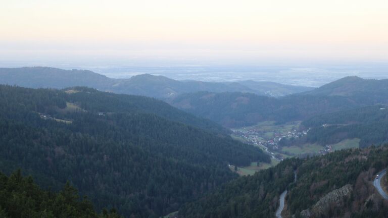 Dieses Bild zeigt eine Webcam-Aufnahme vom Achertal, aufgenommen am Donnerstag, den 18.12.2025 um 08:30 Uhr. Die Temperatur betrug 5.2°C.