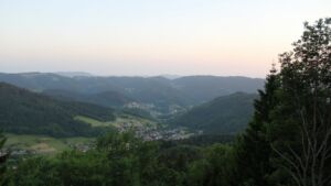 Dieses Bild zeigt eine Webcam-Aufnahme vom Achertal, aufgenommen am Montag, den 25.05.2026 um 21:10 Uhr. Die Temperatur betrug 23.1°C.