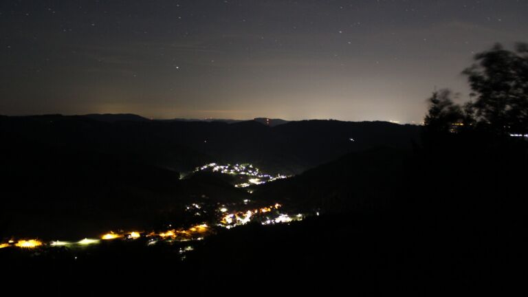 Dieses Bild zeigt eine Webcam-Aufnahme vom Achertal, aufgenommen am Sonntag, den 23.08.2026 um 04:40 Uhr. Die Temperatur betrug 12.8°C.