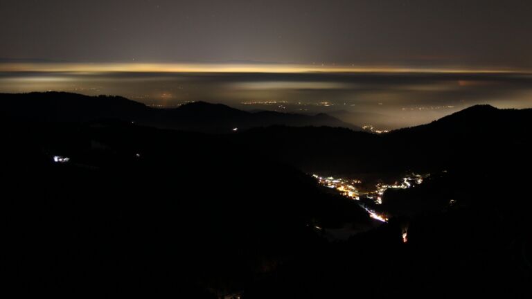 Dieses Bild zeigt eine Webcam-Aufnahme vom Achertal, aufgenommen am Samstag, den 22.11.2025 um 21:30 Uhr. Die Temperatur betrug -4.2°C.