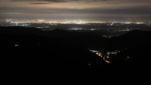 Dieses Bild zeigt eine Webcam-Aufnahme vom Achertal, aufgenommen am Samstag, den 20.12.2025 um 01:00 Uhr. Die Temperatur betrug 7.2°C.