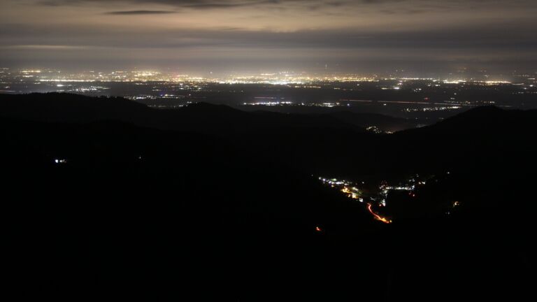 Dieses Bild zeigt eine Webcam-Aufnahme vom Achertal, aufgenommen am Samstag, den 20.12.2025 um 01:00 Uhr. Die Temperatur betrug 7.2°C.