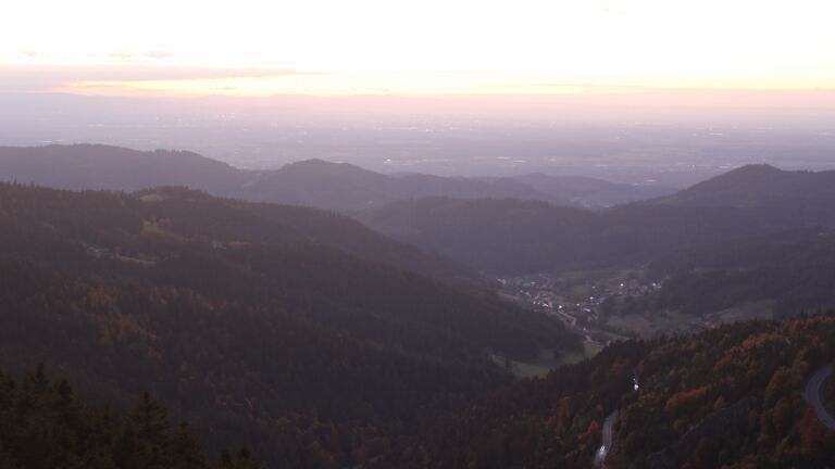 Dieses Bild zeigt eine Webcam-Aufnahme vom Achertal, aufgenommen am Mittwoch, den 15.10.2025 um 19:00 Uhr. Die Temperatur betrug 6.6°C.