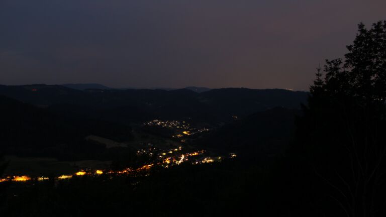 Dieses Bild zeigt eine Webcam-Aufnahme vom Achertal, aufgenommen am Sonntag, den 28.06.2026 um 22:40 Uhr. Die Temperatur betrug 26.6°C.