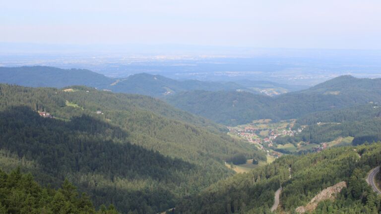 Dieses Bild zeigt eine Webcam-Aufnahme vom Achertal, aufgenommen am Freitag, den 18.07.2025 um 09:10 Uhr. Die Temperatur betrug 21°C.