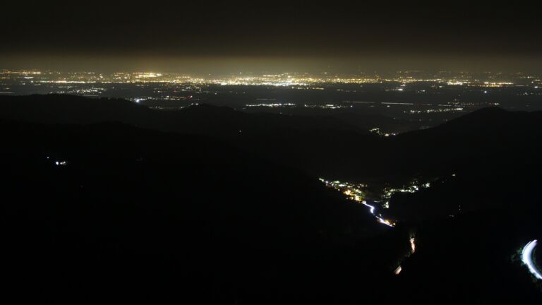 Dieses Bild zeigt eine Webcam-Aufnahme vom Achertal, aufgenommen am Montag, den 13.10.2025 um 22:30 Uhr. Die Temperatur betrug 6.6°C.