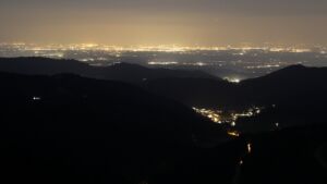 Dieses Bild zeigt eine Webcam-Aufnahme vom Achertal, aufgenommen am Montag, den 23.03.2026 um 20:10 Uhr. Die Temperatur betrug 5.7°C.