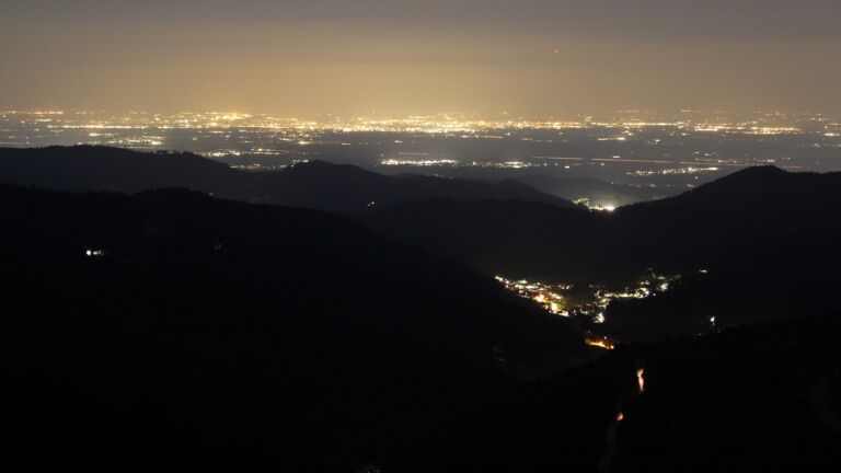 Dieses Bild zeigt eine Webcam-Aufnahme vom Achertal, aufgenommen am Montag, den 23.03.2026 um 20:10 Uhr. Die Temperatur betrug 5.7°C.