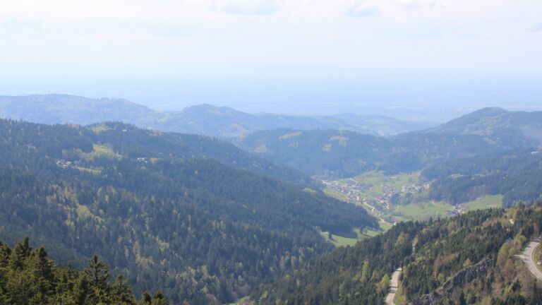 Dieses Bild zeigt eine Webcam-Aufnahme vom Achertal, aufgenommen am Samstag, den 18.04.2026 um 15:30 Uhr. Die Temperatur betrug 15.5°C.