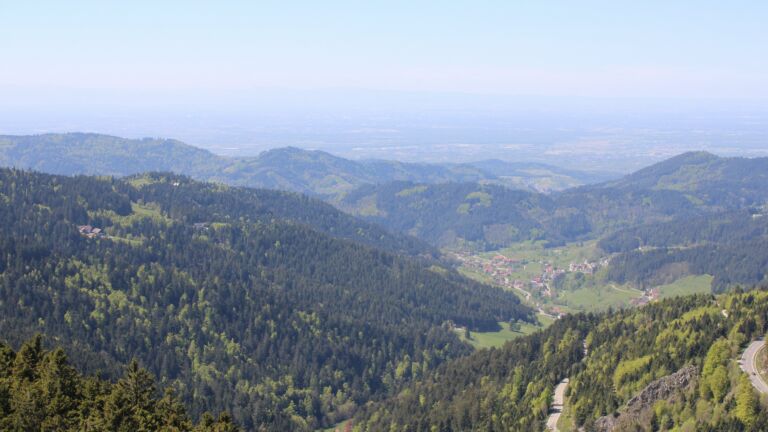 Dieses Bild zeigt eine Webcam-Aufnahme vom Achertal, aufgenommen am Sonntag, den 26.04.2026 um 13:50 Uhr. Die Temperatur betrug 15.2°C.