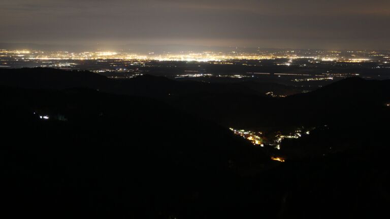 Dieses Bild zeigt eine Webcam-Aufnahme vom Achertal, aufgenommen am Donnerstag, den 30.10.2025 um 23:00 Uhr. Die Temperatur betrug 5.2°C.