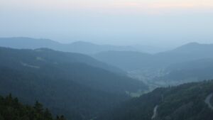 Dieses Bild zeigt eine Webcam-Aufnahme vom Achertal, aufgenommen am Samstag, den 14.06.2025 um 21:20 Uhr. Die Temperatur betrug 22.9°C.