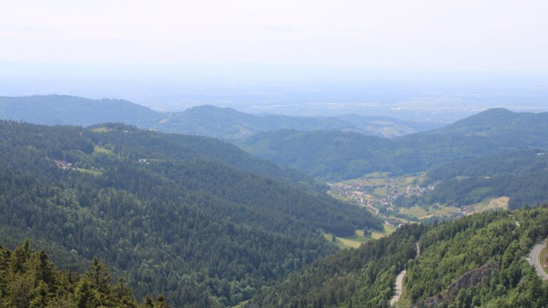 Dieses Bild zeigt eine Webcam-Aufnahme vom Achertal, aufgenommen am Samstag, den 24.05.2025 um 15:20 Uhr. Die Temperatur betrug 10°C.