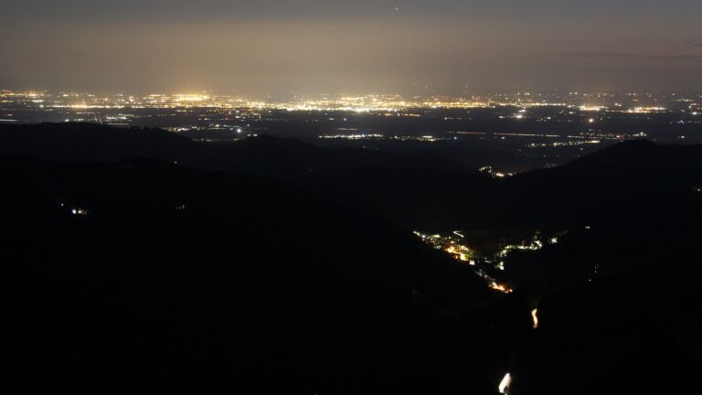 Dieses Bild zeigt eine Webcam-Aufnahme vom Achertal, aufgenommen am Samstag, den 12.07.2025 um 23:20 Uhr. Die Temperatur betrug 16.2°C.