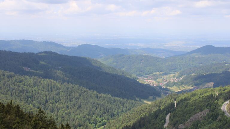 Dieses Bild zeigt eine Webcam-Aufnahme vom Achertal, aufgenommen am Freitag, den 23.05.2025 um 12:00 Uhr. Die Temperatur betrug 6.6°C.