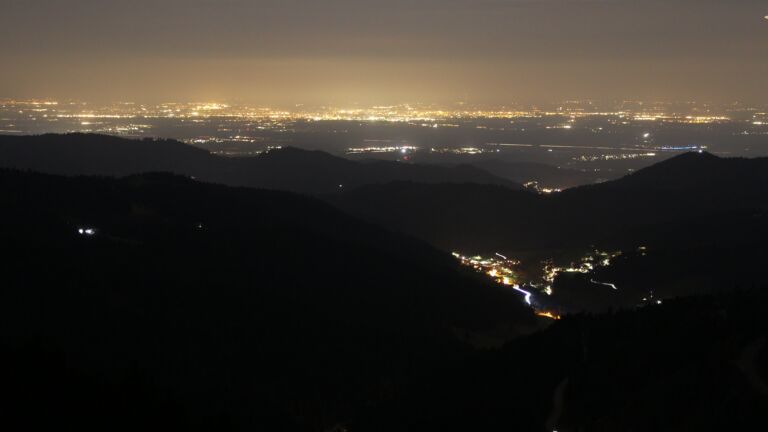 Dieses Bild zeigt eine Webcam-Aufnahme vom Achertal, aufgenommen am Dienstag, den 24.03.2026 um 22:00 Uhr. Die Temperatur betrug 6.4°C.