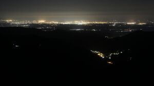 Dieses Bild zeigt eine Webcam-Aufnahme vom Achertal, aufgenommen am Dienstag, den 26.08.2025 um 00:00 Uhr. Die Temperatur betrug 14.7°C.