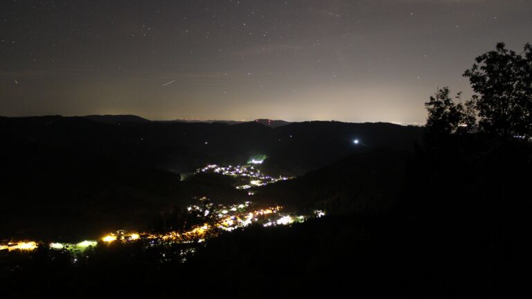 Dieses Bild zeigt eine Webcam-Aufnahme vom Achertal, aufgenommen am Freitag, den 18.09.2026 um 23:30 Uhr. Die Temperatur betrug 12.5°C.