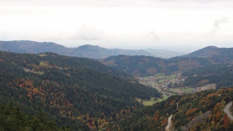 Dieses Bild zeigt eine Webcam-Aufnahme vom Achertal, aufgenommen am Freitag, den 17.10.2025 um 13:00 Uhr. Die Temperatur betrug 6.8°C.