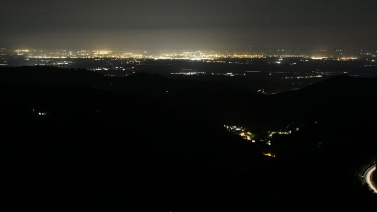 Dieses Bild zeigt eine Webcam-Aufnahme vom Achertal, aufgenommen am Samstag, den 20.09.2025 um 01:00 Uhr. Die Temperatur betrug 19.6°C.