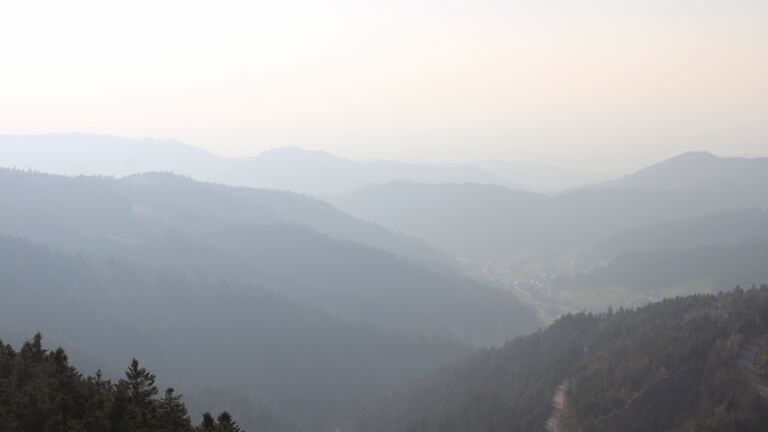 Dieses Bild zeigt eine Webcam-Aufnahme vom Achertal, aufgenommen am Mittwoch, den 18.03.2026 um 17:10 Uhr. Die Temperatur betrug 4.9°C.