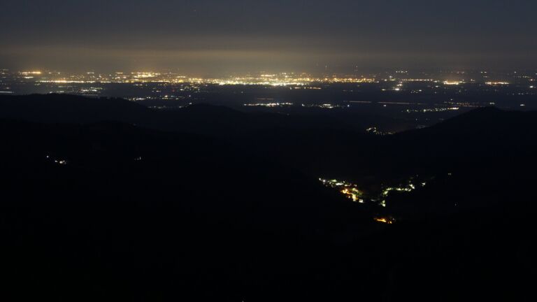 Dieses Bild zeigt eine Webcam-Aufnahme vom Achertal, aufgenommen am Samstag, den 28.06.2025 um 03:40 Uhr. Die Temperatur betrug 15.9°C.