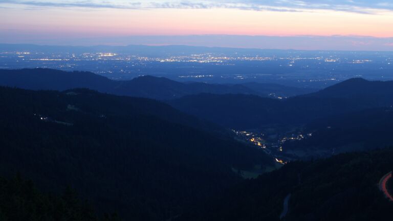 Dieses Bild zeigt eine Webcam-Aufnahme vom Achertal, aufgenommen am Freitag, den 20.06.2025 um 22:30 Uhr. Die Temperatur betrug 16.8°C.