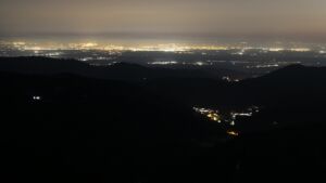 Dieses Bild zeigt eine Webcam-Aufnahme vom Achertal, aufgenommen am Freitag, den 27.02.2026 um 04:30 Uhr. Die Temperatur betrug 10.8°C.