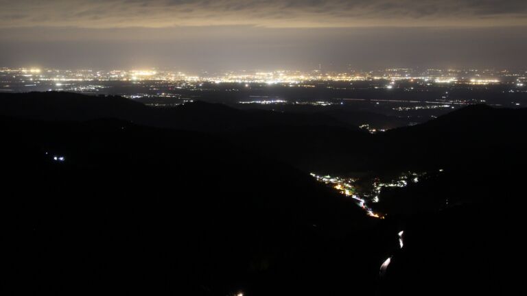 Dieses Bild zeigt eine Webcam-Aufnahme vom Achertal, aufgenommen am Samstag, den 18.04.2026 um 22:30 Uhr. Die Temperatur betrug 12°C.