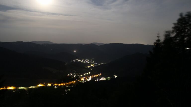 Dieses Bild zeigt eine Webcam-Aufnahme vom Achertal, aufgenommen am Donnerstag, den 25.06.2026 um 23:50 Uhr. Die Temperatur betrug 27.9°C.