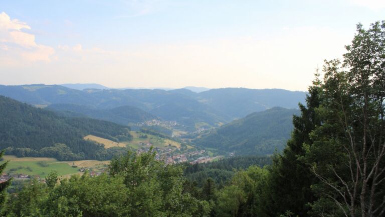 Dieses Bild zeigt eine Webcam-Aufnahme vom Achertal, aufgenommen am Freitag, den 26.06.2026 um 19:30 Uhr. Die Temperatur betrug 33.2°C.