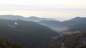 Dieses Bild zeigt eine Webcam-Aufnahme vom Achertal, aufgenommen am Donnerstag, den 05.02.2026 um 16:50 Uhr. Die Temperatur betrug 4.9°C.