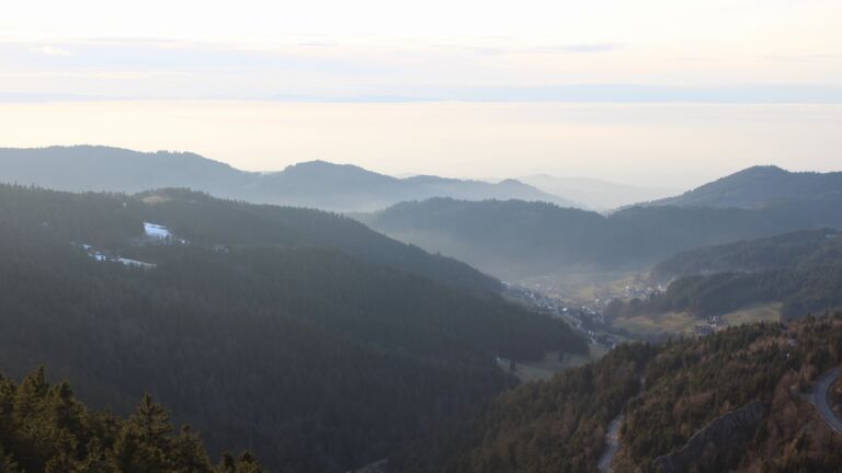 Dieses Bild zeigt eine Webcam-Aufnahme vom Achertal, aufgenommen am Donnerstag, den 05.02.2026 um 16:50 Uhr. Die Temperatur betrug 4.9°C.