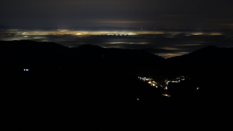Dieses Bild zeigt eine Webcam-Aufnahme vom Achertal, aufgenommen am Dienstag, den 16.12.2025 um 01:00 Uhr. Die Temperatur betrug 8.7°C.