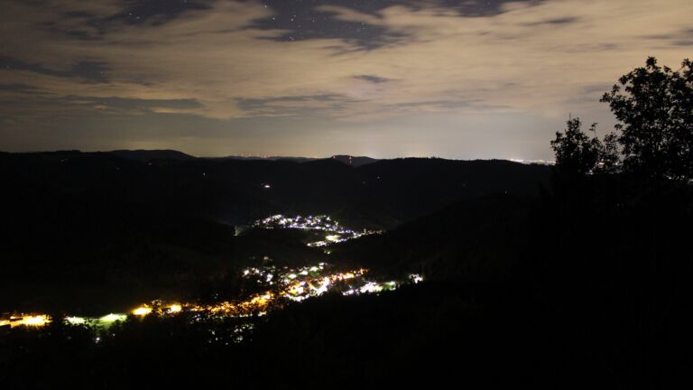 Dieses Bild zeigt eine Webcam-Aufnahme vom Achertal, aufgenommen am Samstag, den 12.09.2026 um 23:30 Uhr. Die Temperatur betrug 16.9°C.