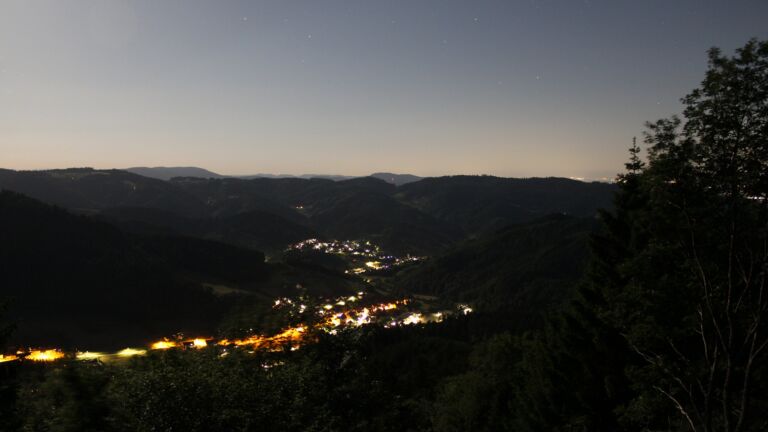 Dieses Bild zeigt eine Webcam-Aufnahme vom Achertal, aufgenommen am Donnerstag, den 28.05.2026 um 23:40 Uhr. Die Temperatur betrug 18.2°C.