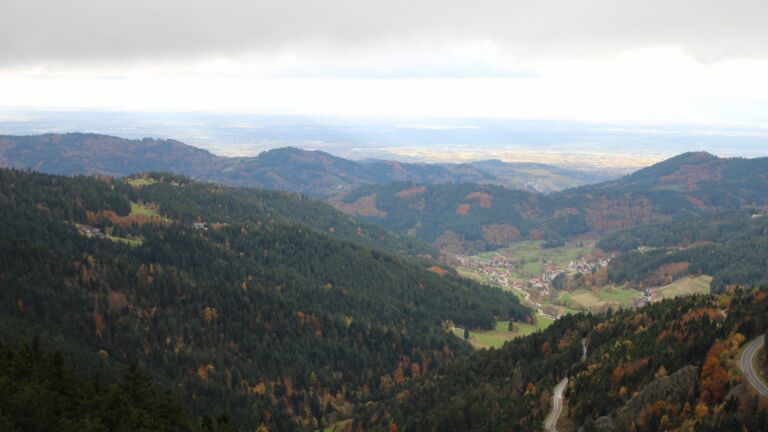 Dieses Bild zeigt eine Webcam-Aufnahme vom Achertal, aufgenommen am Dienstag, den 28.10.2025 um 15:20 Uhr. Die Temperatur betrug 5.6°C.