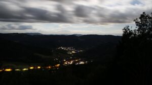 Dieses Bild zeigt eine Webcam-Aufnahme vom Achertal, aufgenommen am Samstag, den 29.08.2026 um 04:30 Uhr. Die Temperatur betrug 13.9°C.