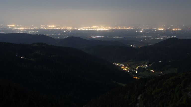 Dieses Bild zeigt eine Webcam-Aufnahme vom Achertal, aufgenommen am Samstag, den 10.05.2025 um 01:00 Uhr. Die Temperatur betrug 5.2°C.
